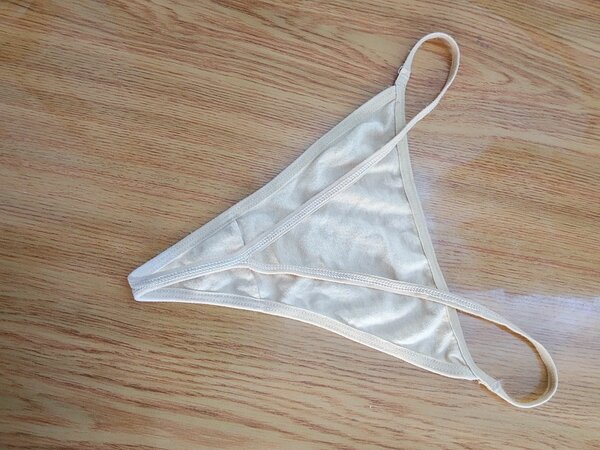 String slip de bikini blanc