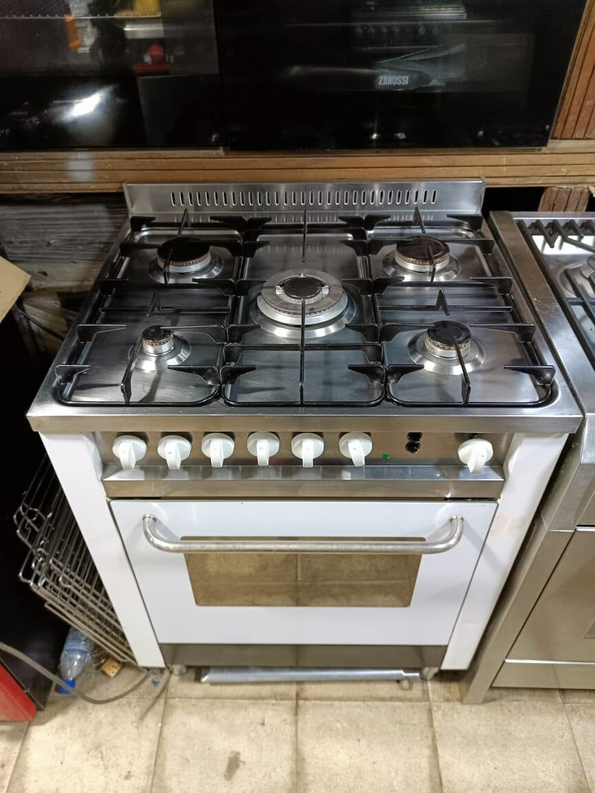 Cuisinière à gaz 5 feux et 1 four