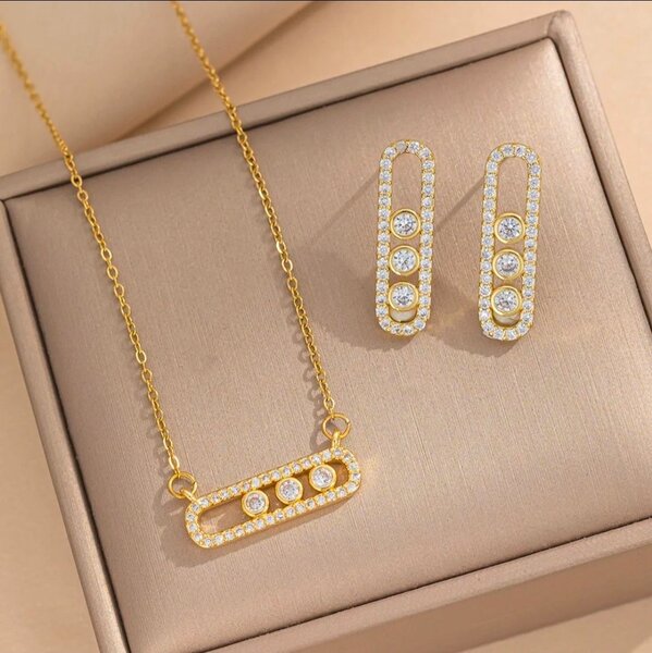 Elegant Gold Necklace Set