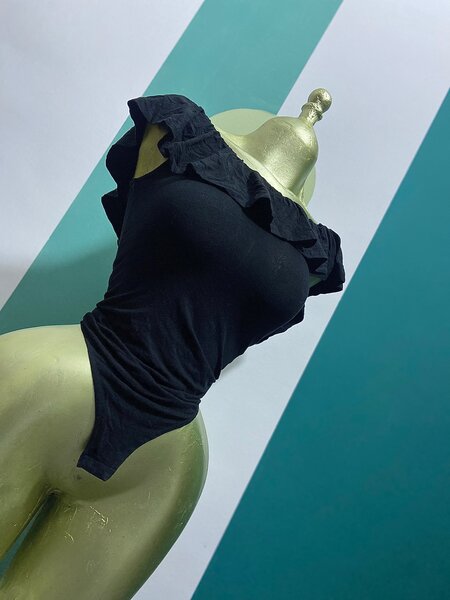 Body noir à volants élégants