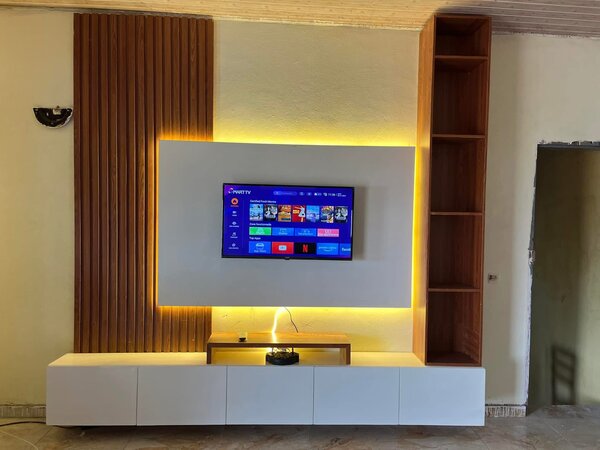 Meuble TV moderne avec étagères