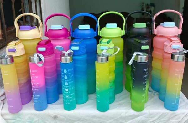 Bouteilles d'eau colorées