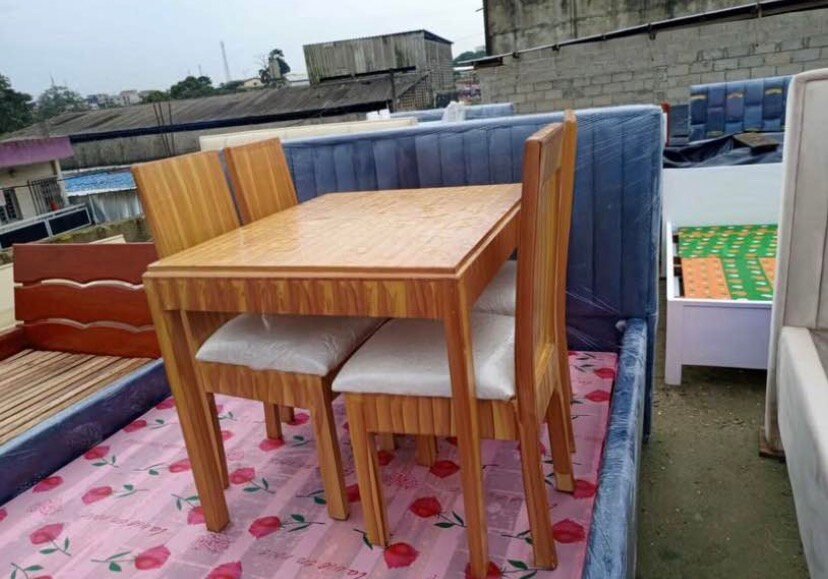 Table à manger en bois avec 4 chaises