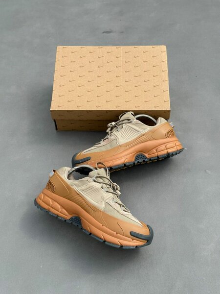 Chaussures de sport Nike beige et marron