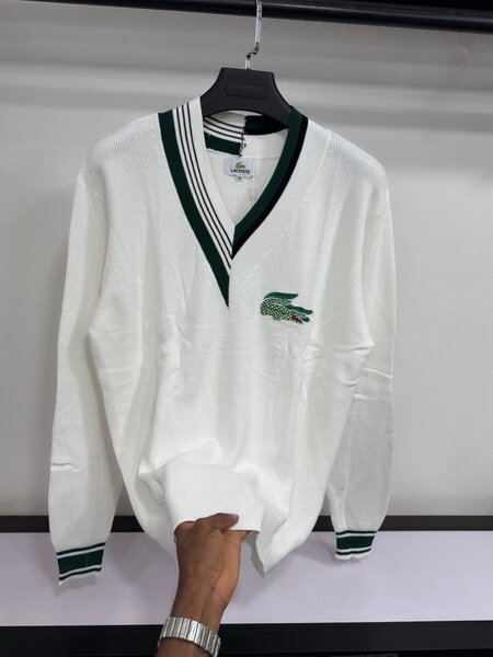 Pull col V Lacoste élégant