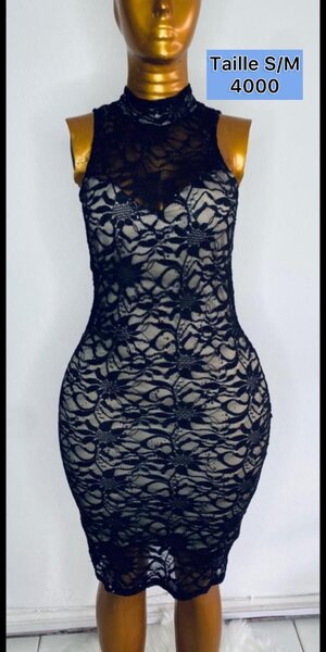 Robe en Dentelle Noire Élegante