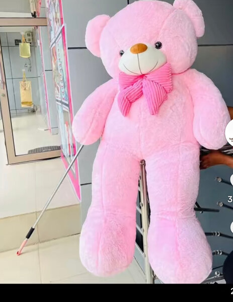 Gros ours en peluche rose avec noeud