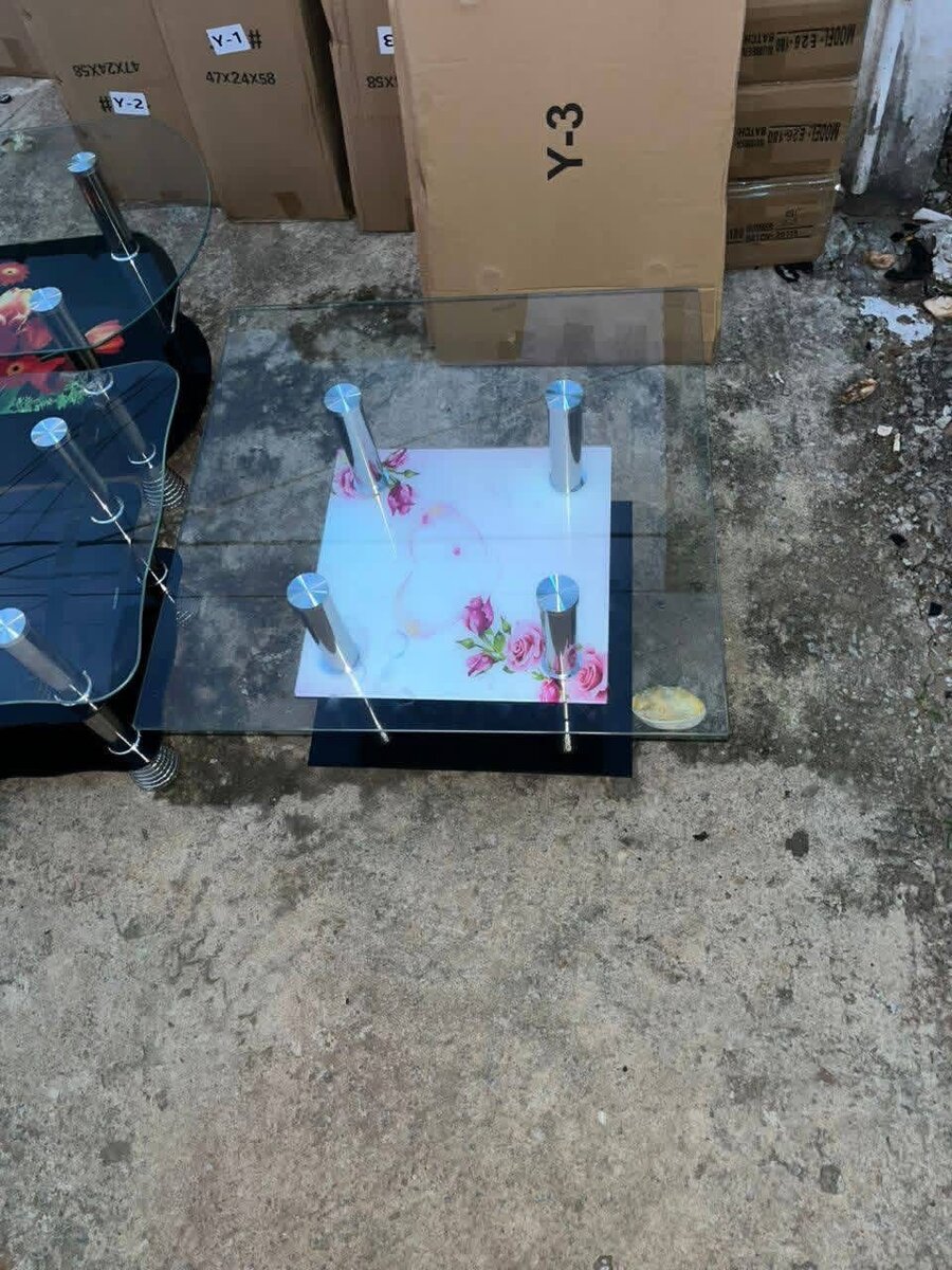 Table basse en verre avec motif floral