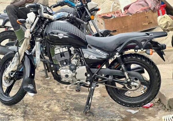 Moto noire polyvalente