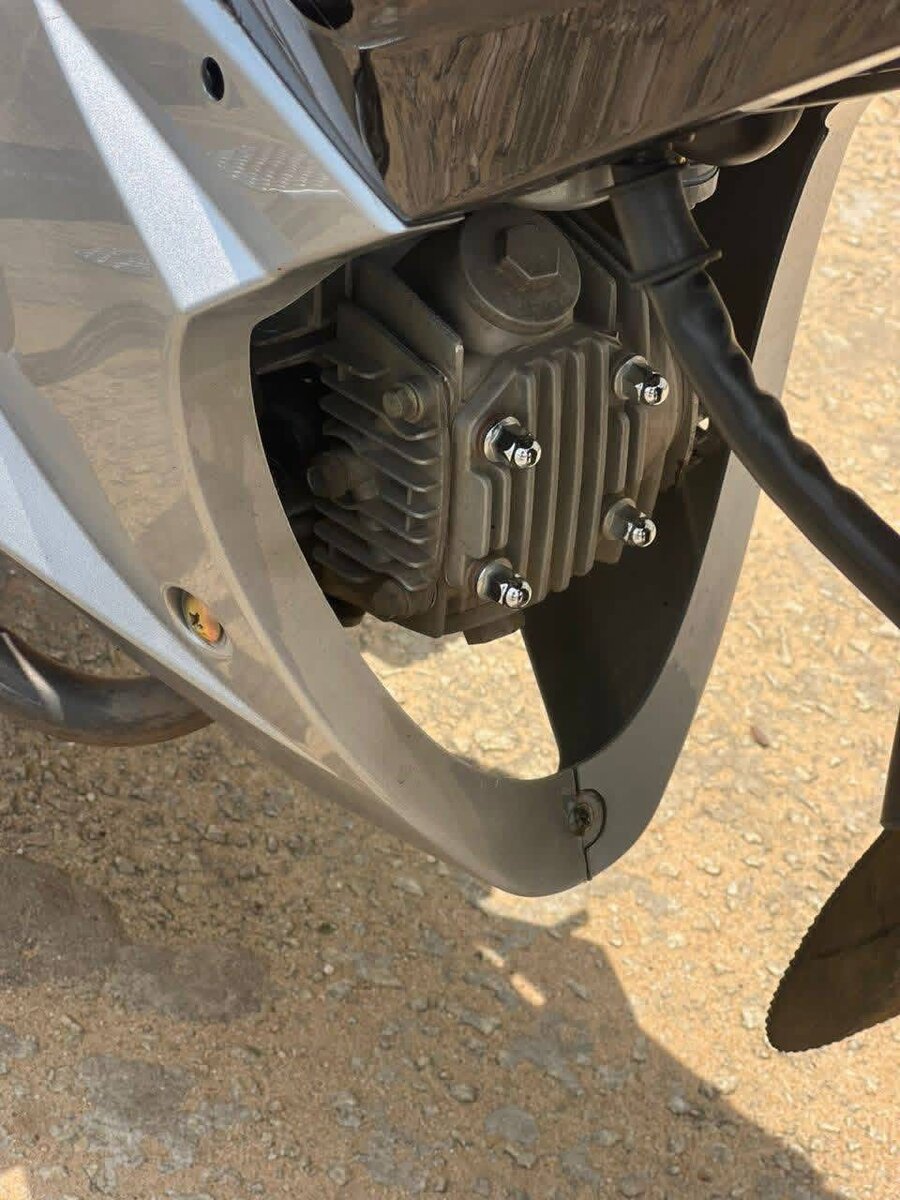 Moto KTM X4 argentée