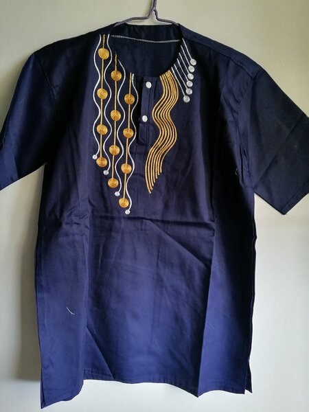 Chemise africaine bleu marine brodée