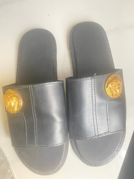 Claquettes noires élégantes