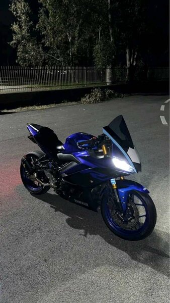 Moto sportive Yamaha bleue