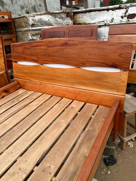 Lit en bois massif robuste