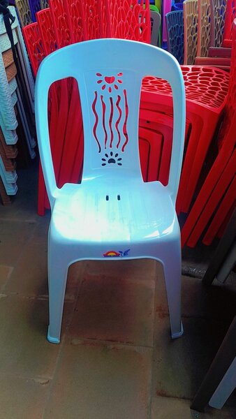 Chaise plastique robuste empilable