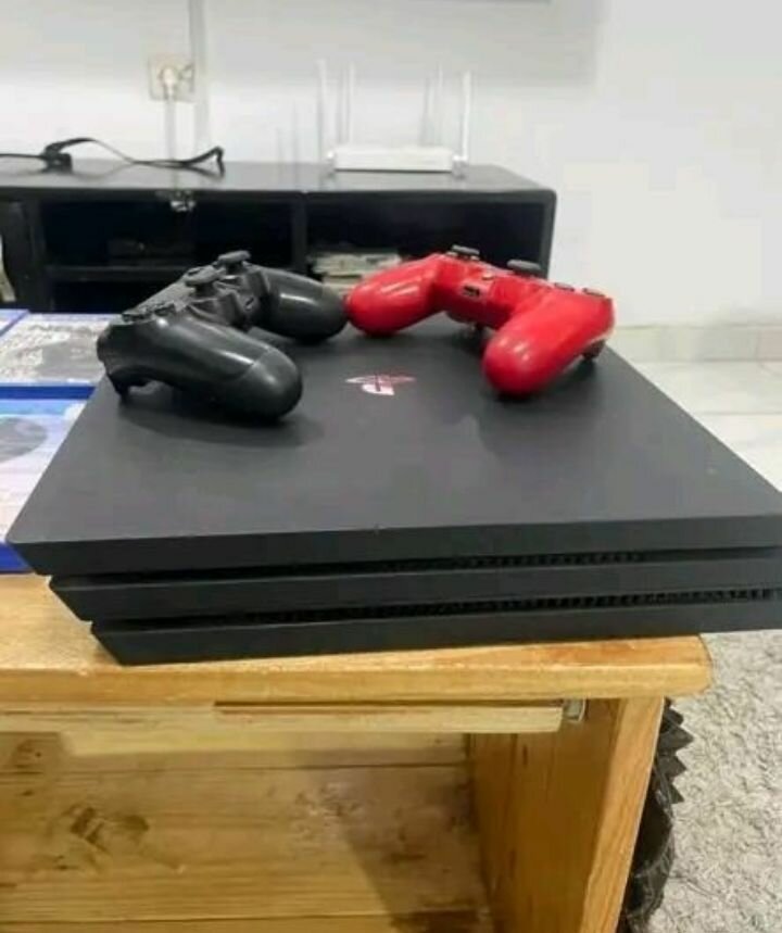 PlayStation 4 Slim 500Go avec 2 manettes