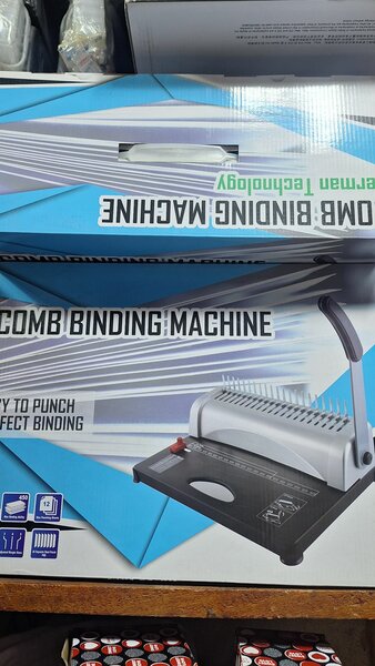 reliure à peigne à la machine