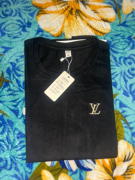 T-shirt Noir Élégant Unisexe