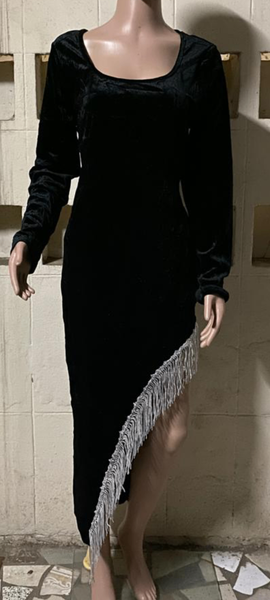 Robe noire en velours à frange