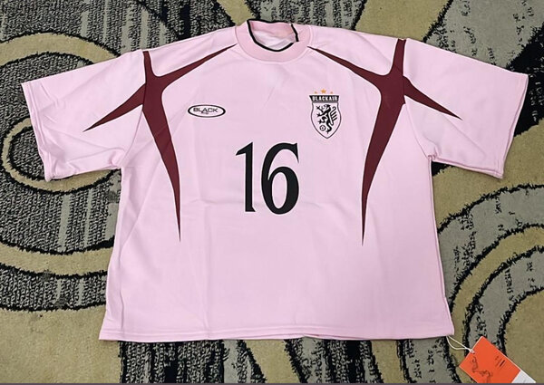 T-shirt de football rose stylé