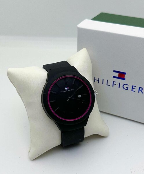 Montre élégante noire et rose