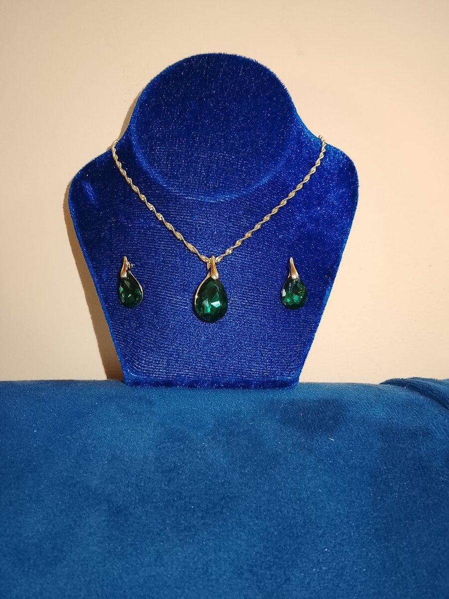 Ensemble Collier et Boucles d'Oreilles en Or avec Pierres Vertes