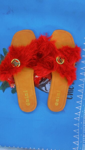 Chaussons en fourrure rouge