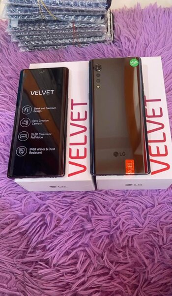 LG Velvet smatphone