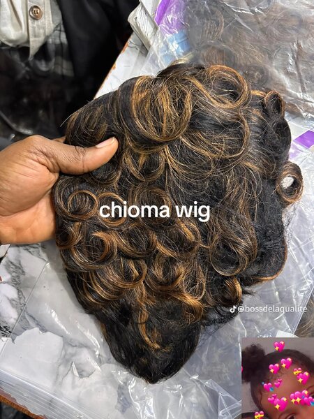 Perruque Bouclée Courte Stylée