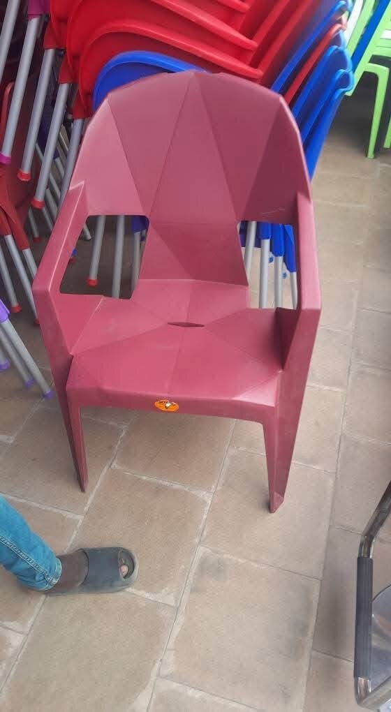 Chaise en plastique empilable