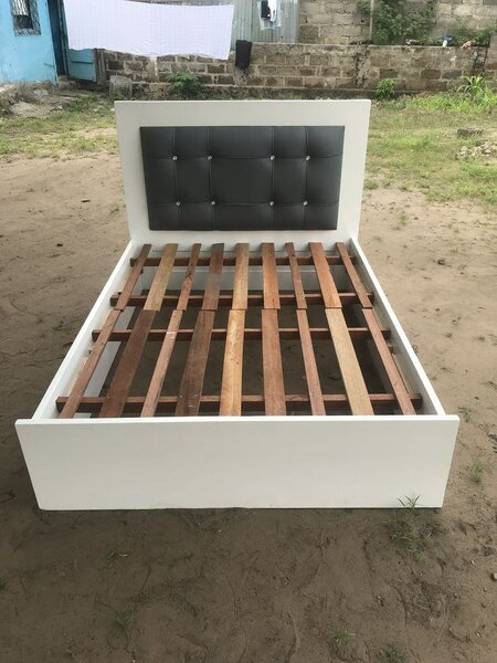 Lit design capitonné avec tête de lit