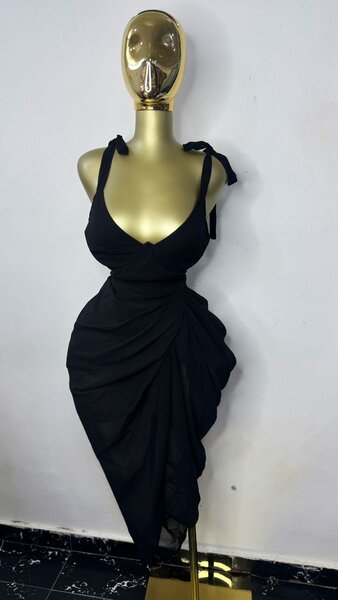 Robe élégante noire drapée