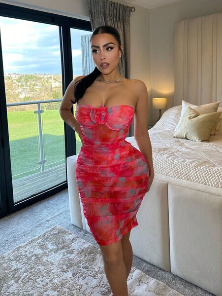 Robe transparente en maille rouge