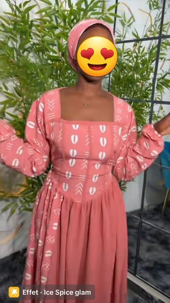 Robe longue rose avec motifs blancs