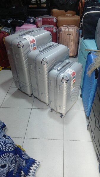 Set de valises rigides élégantes