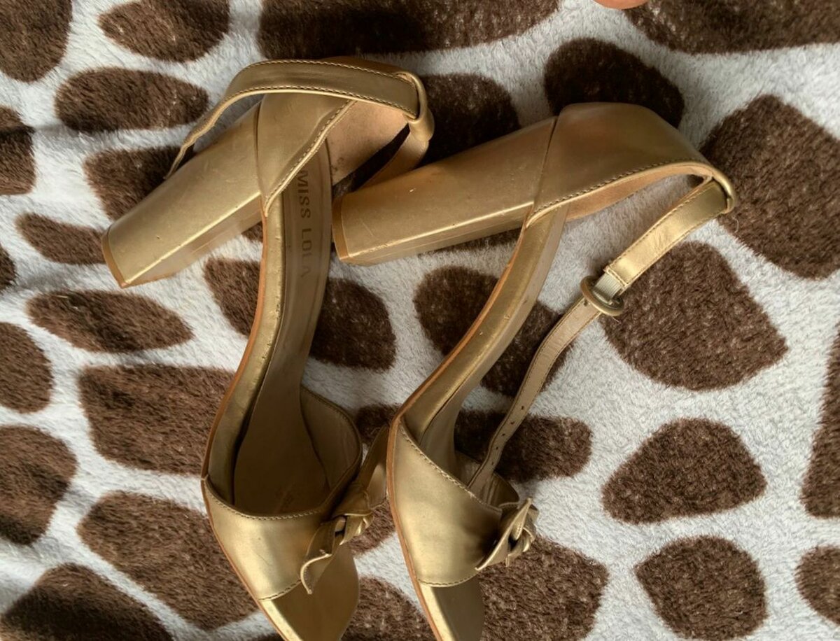 Sandales dorées élégantes