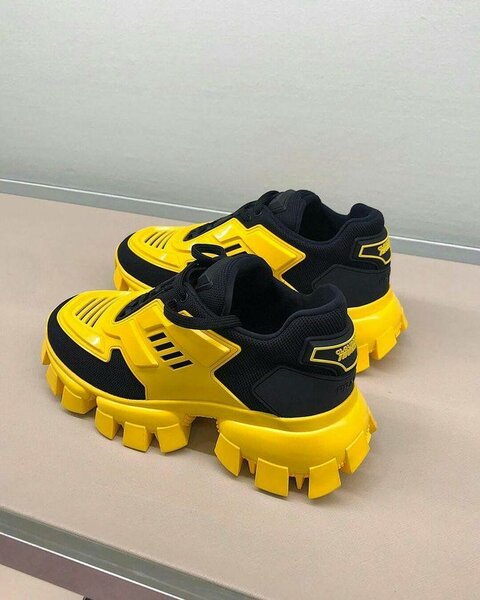 Chaussures sportives jaunes et noires