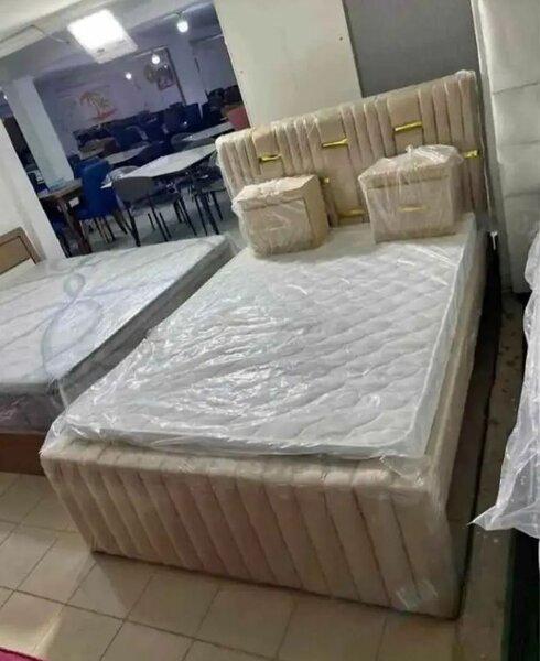 Lit double rembourré élégant