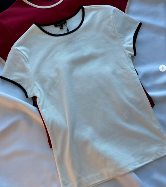 Облегающая белая футболка с черное окантовкой 