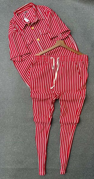 Pyjama rayé rouge confortable