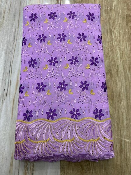 Dentelle brodée colorée