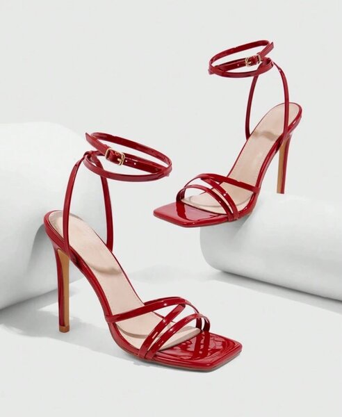 Sandales à talons rouges élégantes