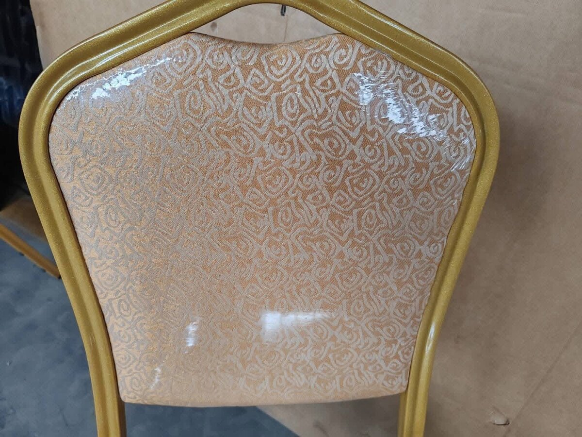 Chaise design en plastique transparent