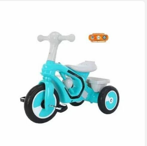 Tricycle enfant bleu avec panier