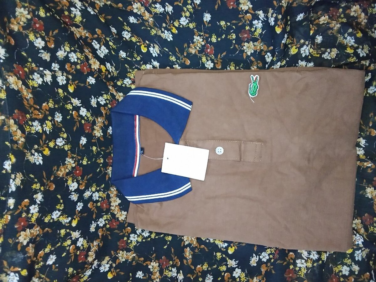 Polo marron à col contrasté