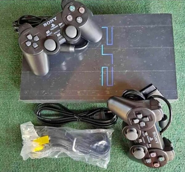 PS2 QUASI NEUF AVEC 20JEUX INSTALLÉ ET 2MANETTES