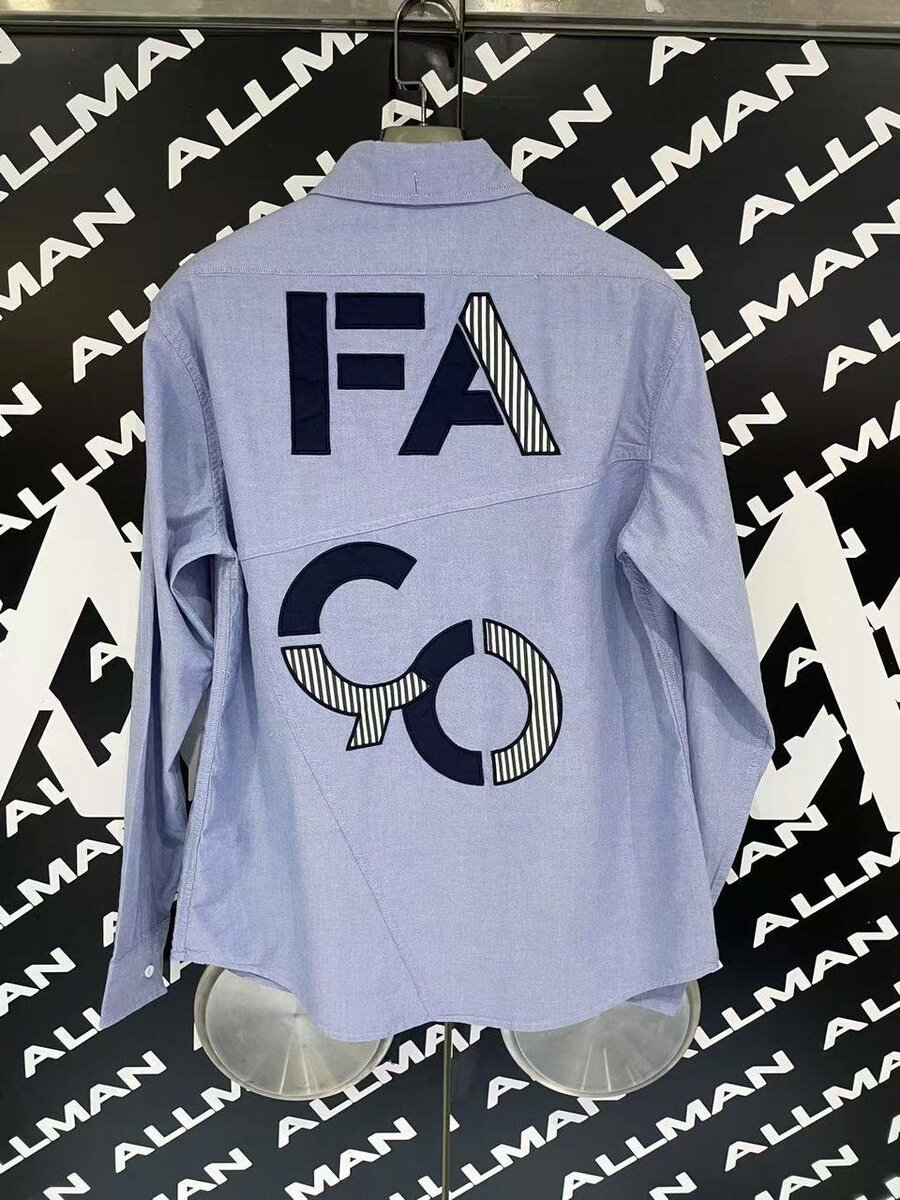 Chemise bleue avec poches et logo