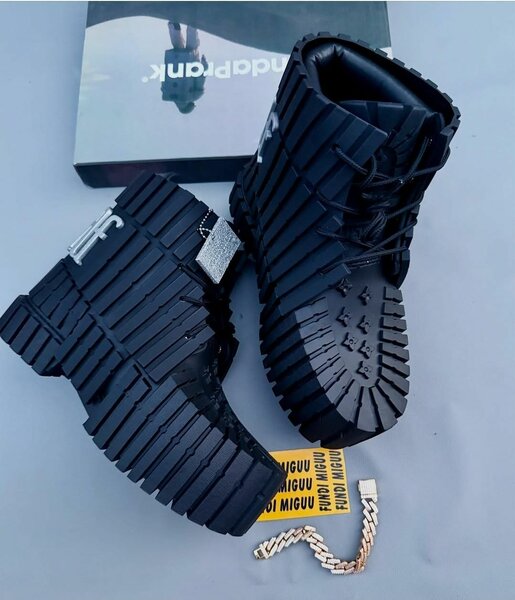 Bottes noires robustes