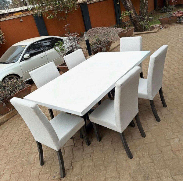 Table à manger blanche avec 6 chaises