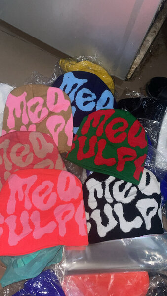 Bonnet en tricot coloré